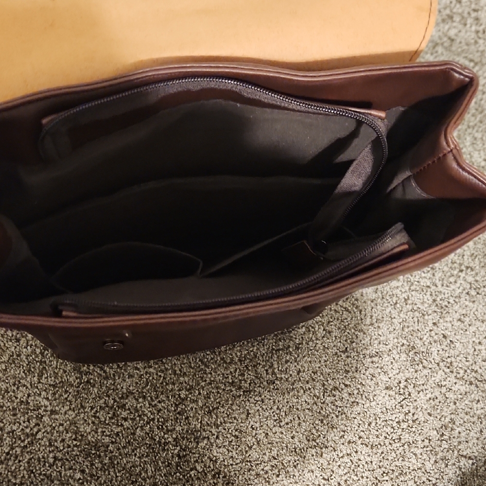 Elegant Brown Leather Backpack - Picture 3 of 10